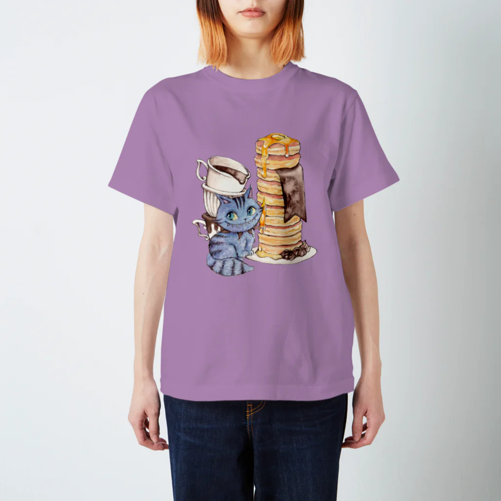 Atelier cinnamonの不思議の国のアリス×チョコレート／チェシャ猫ホットケーキ Regular Fit T-Shirt