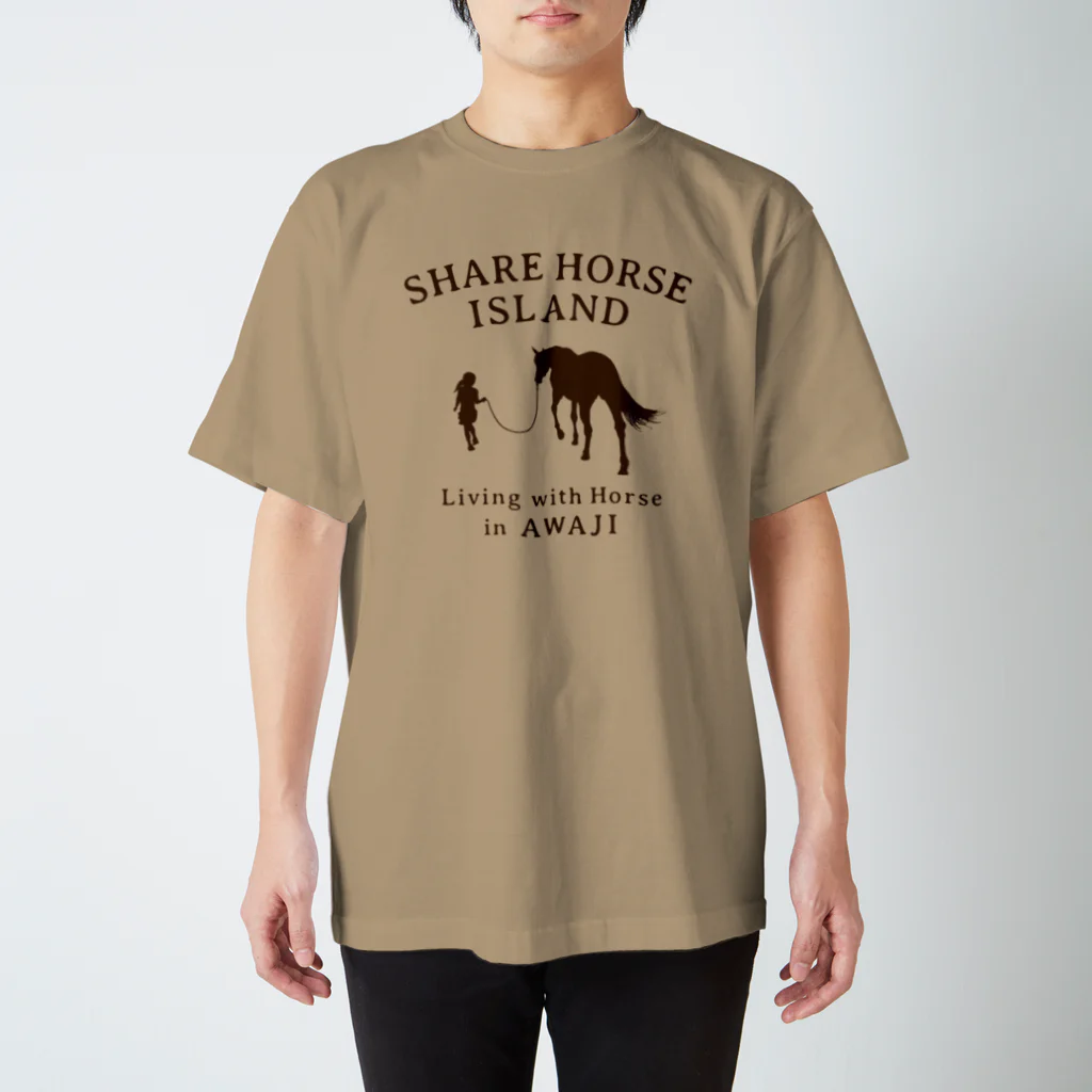 くらしに馬を　シェアホースアイランド オンラインショップのシェアホースアイランド公式ロゴ　ブラウン　 Regular Fit T-Shirt