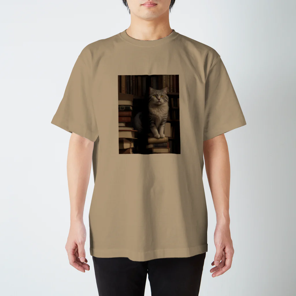 新ーARATAの主の仕事を眺める老猫 スタンダードTシャツ