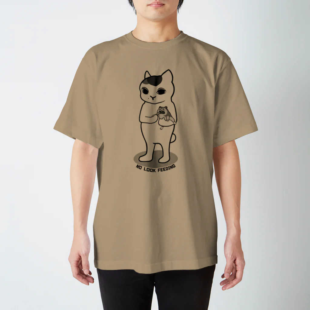 カレーゴハンナー  CURRYGOHANNERのNO LOOK FEEDING(ノールック餌やり) スタンダードTシャツ