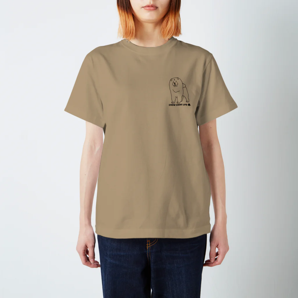 Qooroのシックな立ち姿のチャウチャウさん Regular Fit T-Shirt