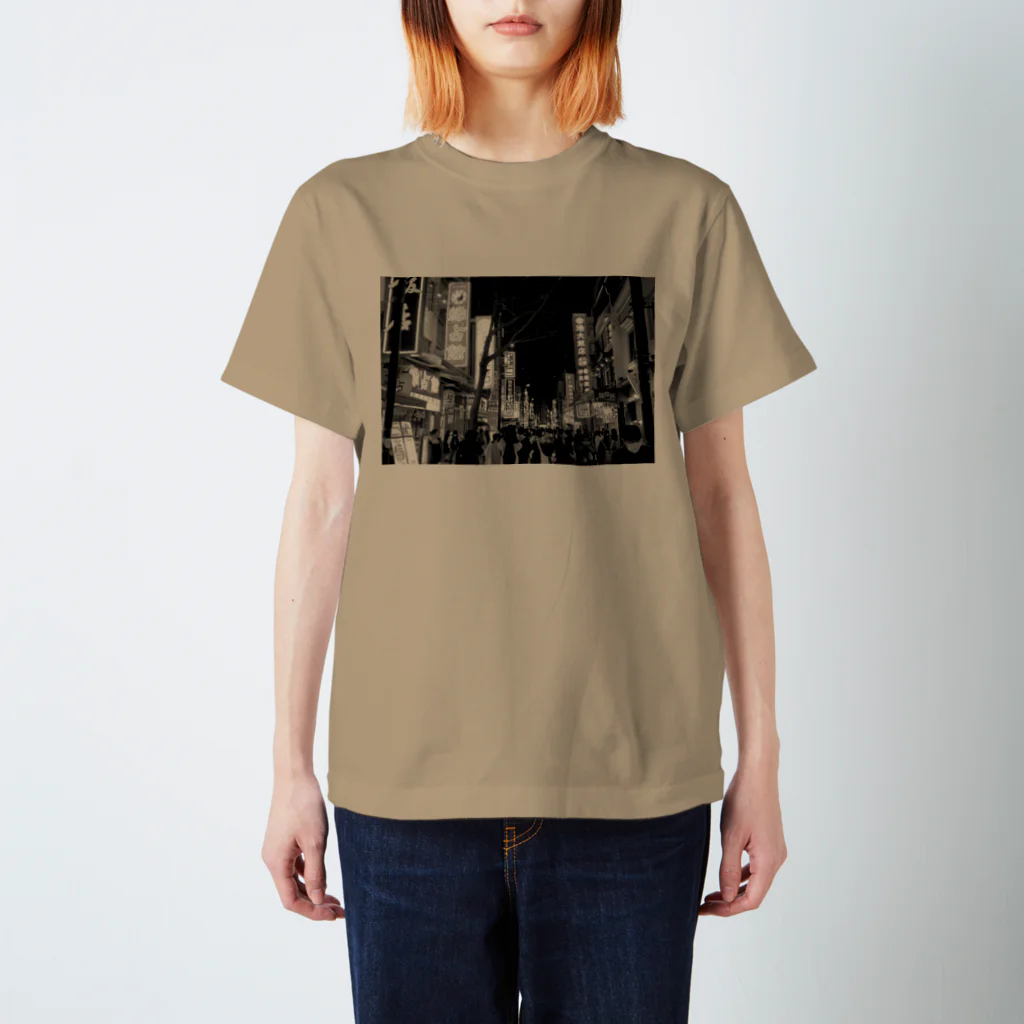 ASHLEY CARAVAN の行き交う人さま。過ぎゆく街並み。 Regular Fit T-Shirt