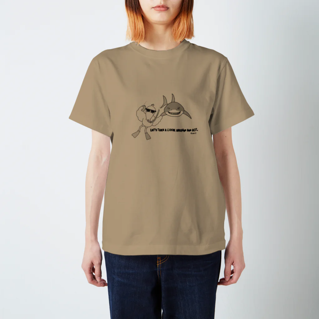 ue☆(ウイ）のハシビロコウのシューちゃんコケ掃除（モノクロ） Regular Fit T-Shirt