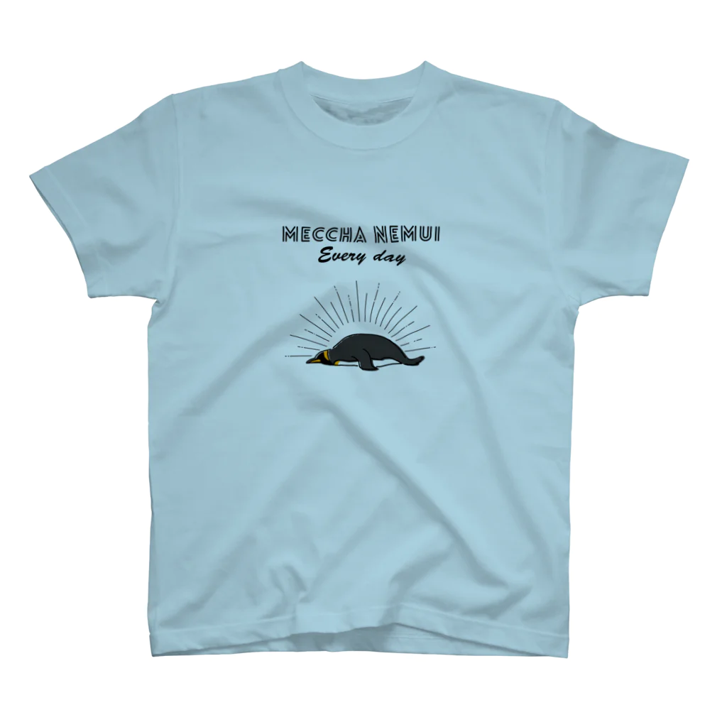 屋台 urukaのMECCHA NEMUI ペンギン Regular Fit T-Shirt