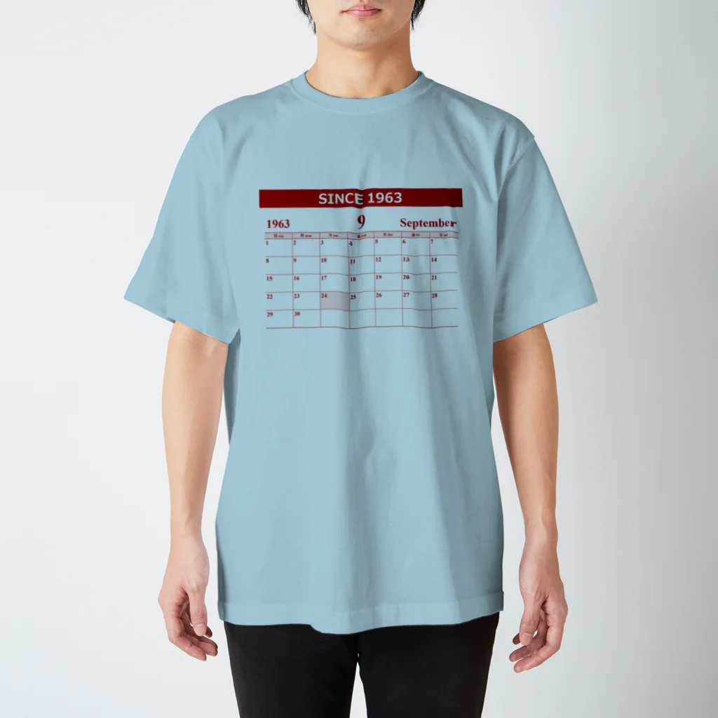 moimoi365／誕生日カレンダーアイテム専門店の1963年9月生まれ(昭和38年)　生年月カレンダー 還暦祝い Regular Fit T-Shirt