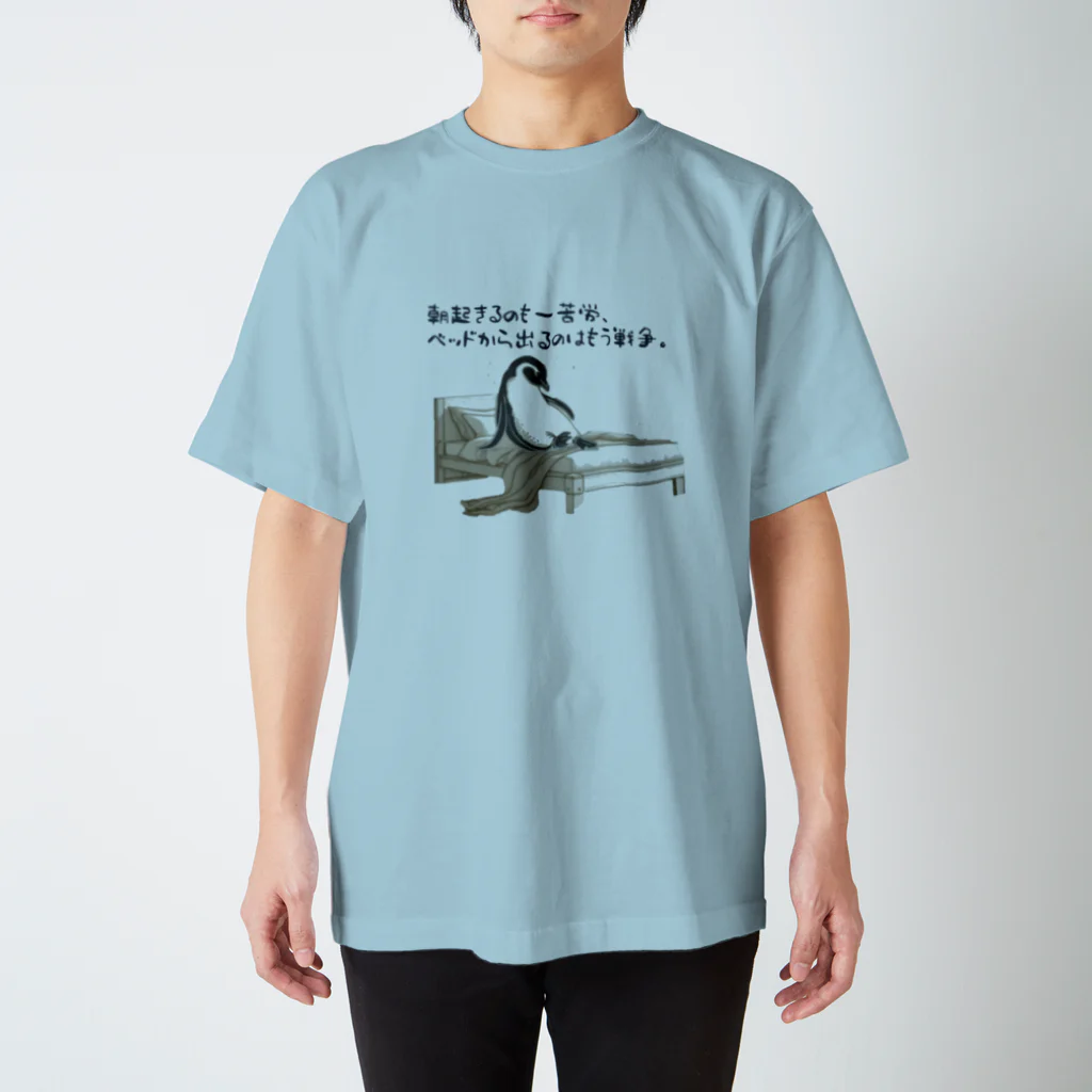 Green__teaの毎朝格闘するペンギン Regular Fit T-Shirt