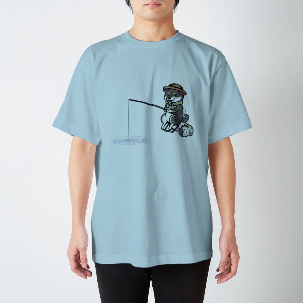 真希ナルセ（マキナル）の座り釣り柴・大（黒柴） スタンダードTシャツ