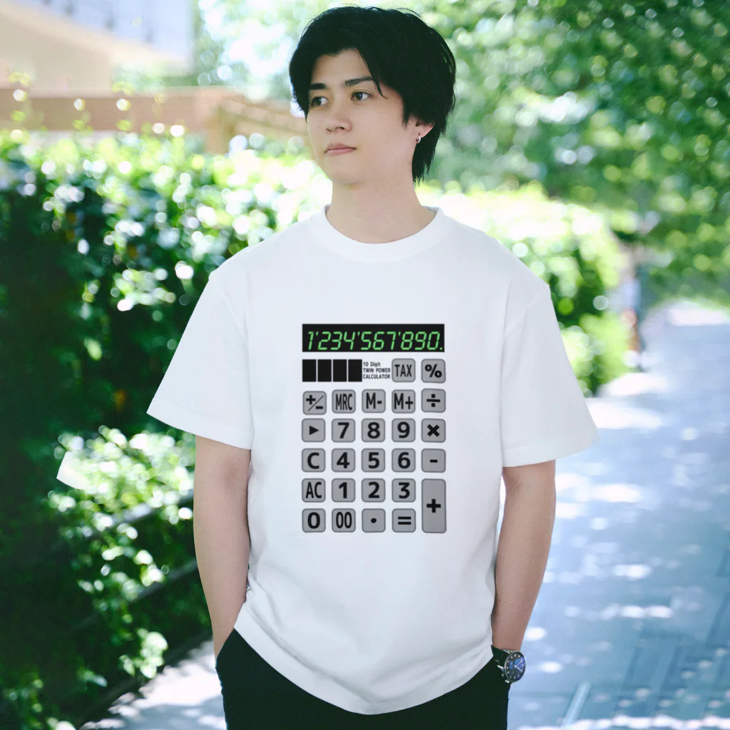 Achiとハトとみんなの店の電卓 Calculator Regular Fit T-Shirt