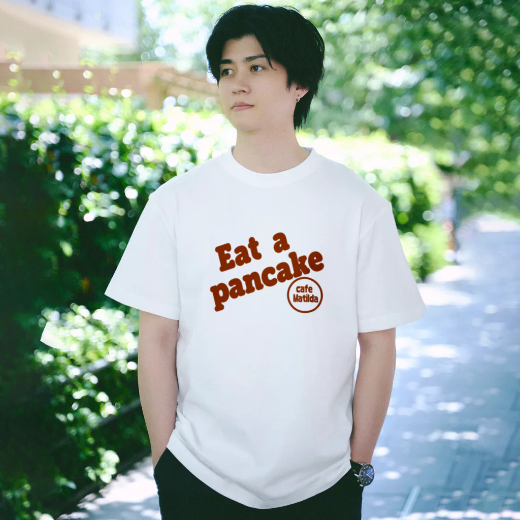 カフェ　マチルダのマチルダオリジナルTシャツ　茶色ロゴ Regular Fit T-Shirt