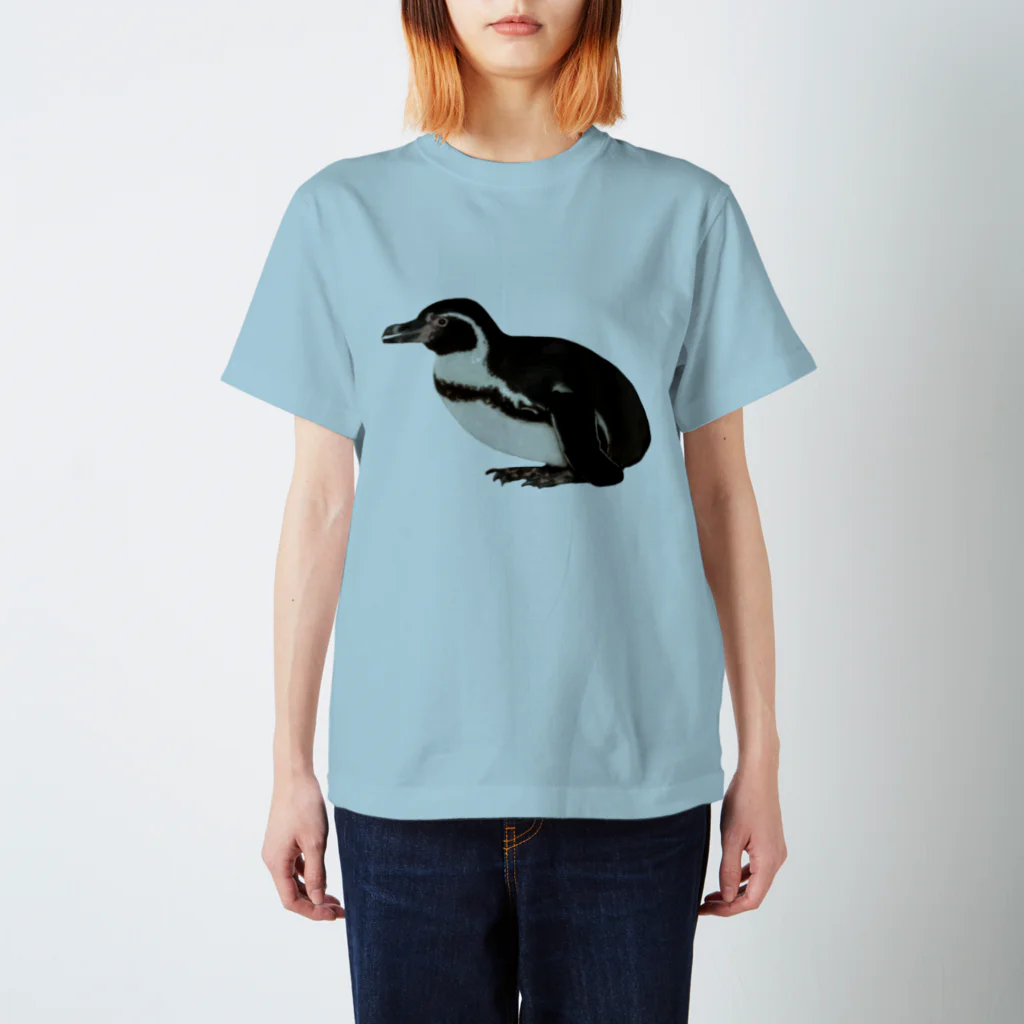 いきもの大好き！ほほえみフレンズのペンギンがお座りしている Regular Fit T-Shirt