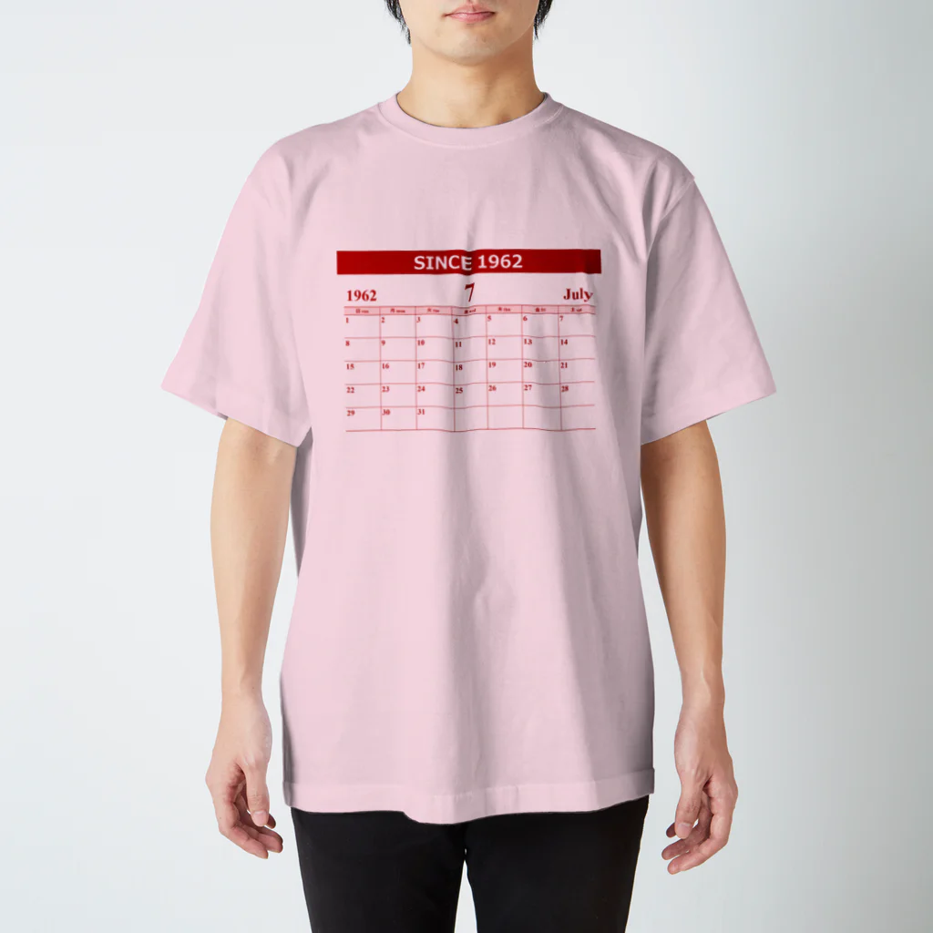 moimoi365／誕生日カレンダーアイテム専門店の1962年7月生まれ(昭和37年)　生年月カレンダー 還暦祝い Regular Fit T-Shirt