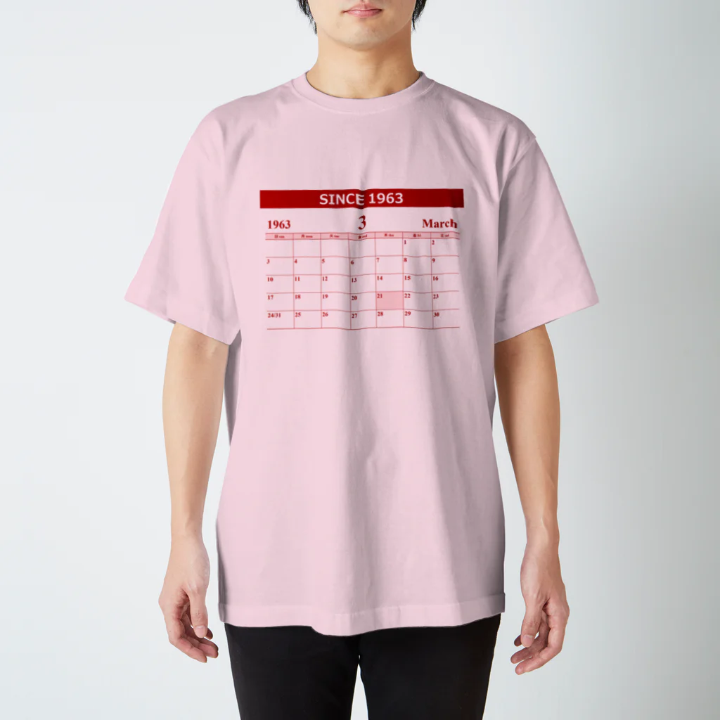 moimoi365／誕生日カレンダーアイテム専門店の1963年3月生まれ(昭和38年)　生年月カレンダー 還暦祝い Regular Fit T-Shirt