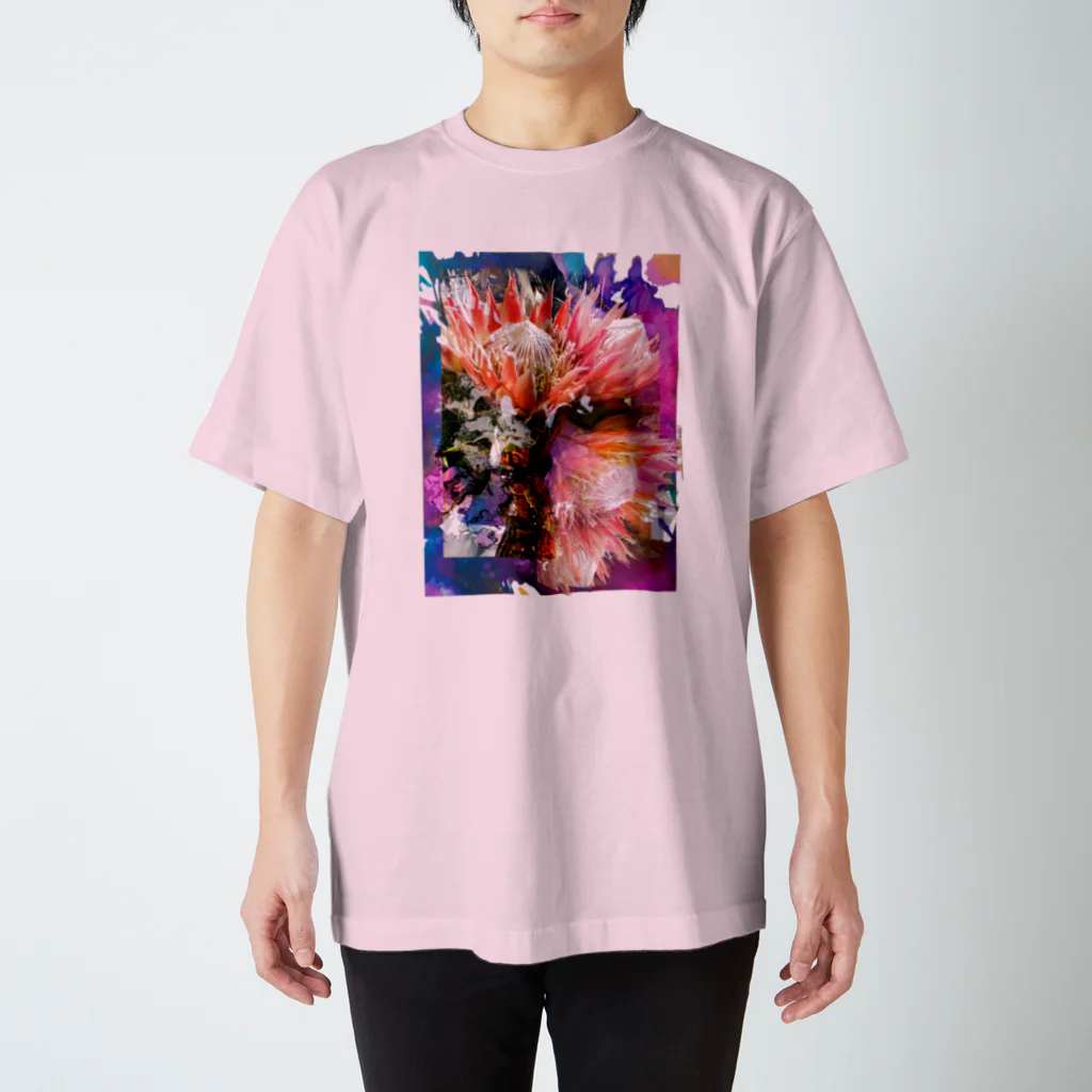 hugging love ＋《ハギング ラブ プラス》の+ Fete des fleurs 01《king Protea》 Regular Fit T-Shirt