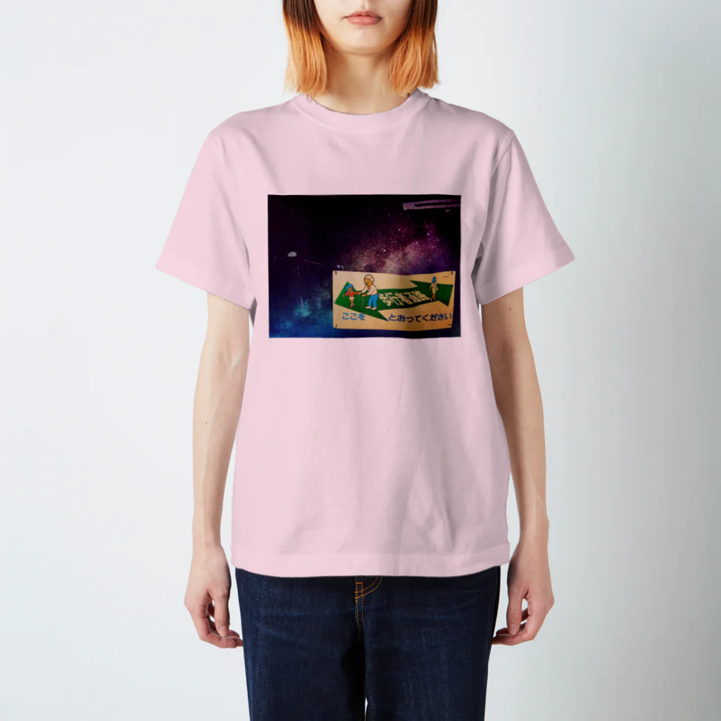 YTKHA3の宇宙を横断するおじいさん スタンダードTシャツ