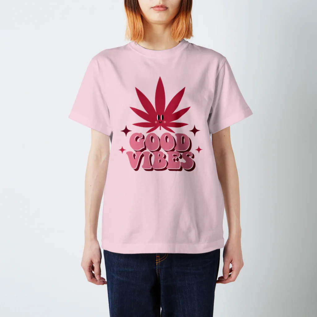 420 MUSIC FACTORYのGOOD VIVES グッドバイブス 大麻 マリファナ カナビス ヘンプ ガンジャ Regular Fit T-Shirt