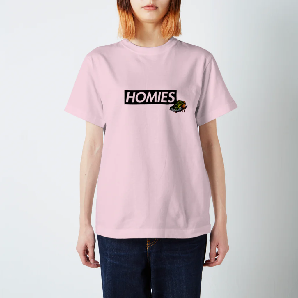 BASSHOMIESのBASSHOMIES(バスホーミーズ)ボックスロゴ ブラックバス バス釣り Regular Fit T-Shirt