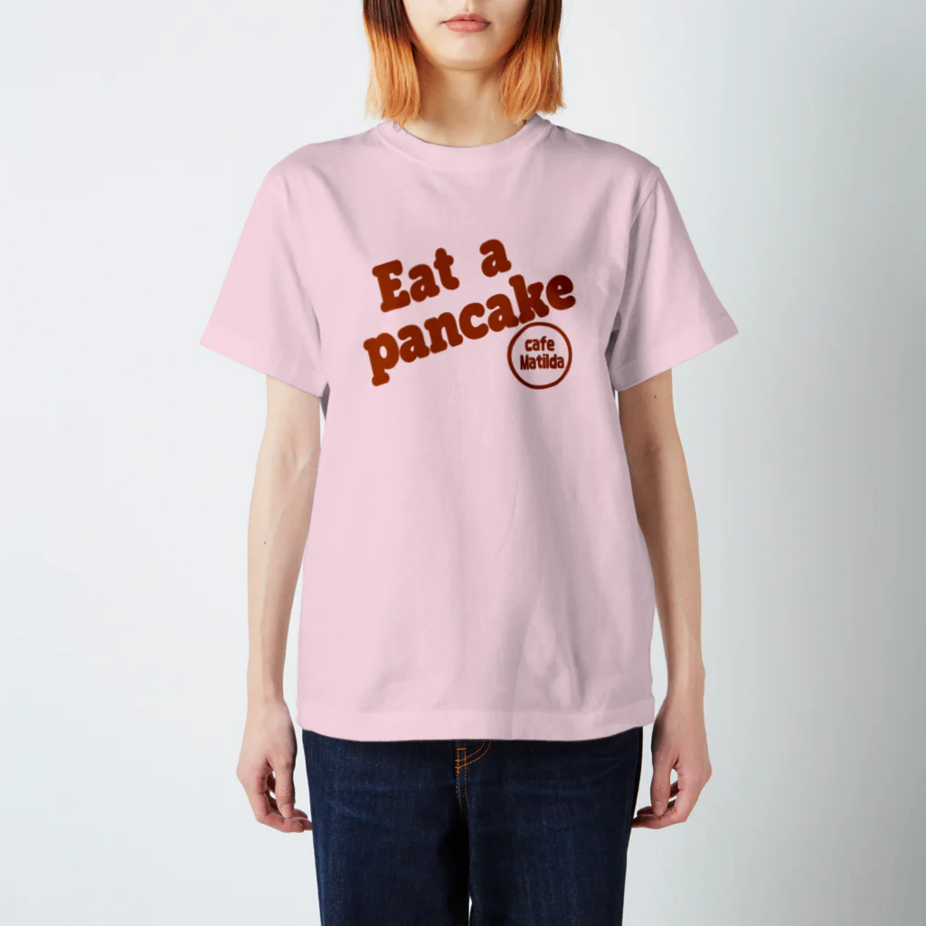 カフェ　マチルダのマチルダオリジナルTシャツ茶色ロゴ Regular Fit T-Shirt
