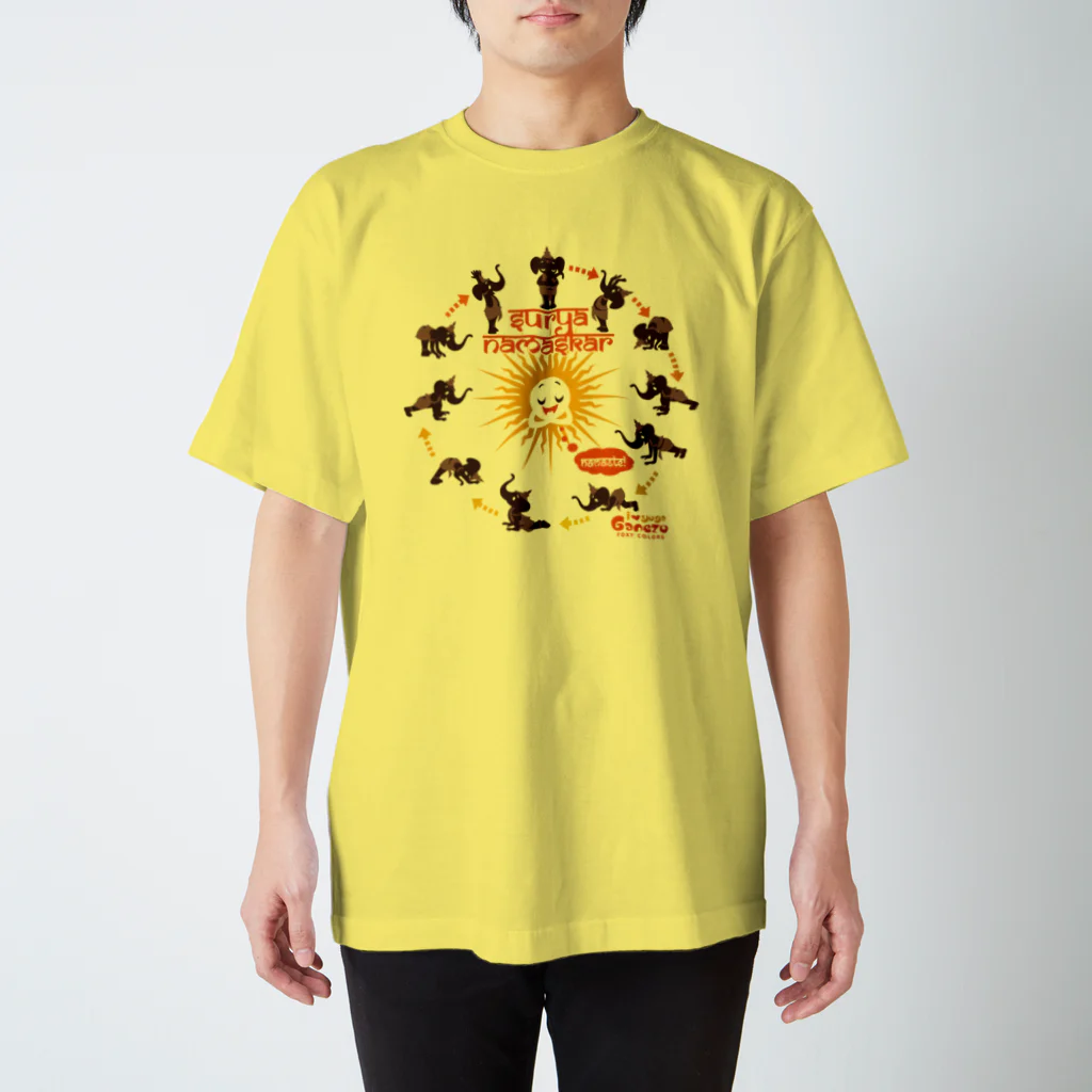 FOXY COLORSの太陽礼拝 ヨガのガネゾーくん Sun Salutation light Regular Fit T-Shirt