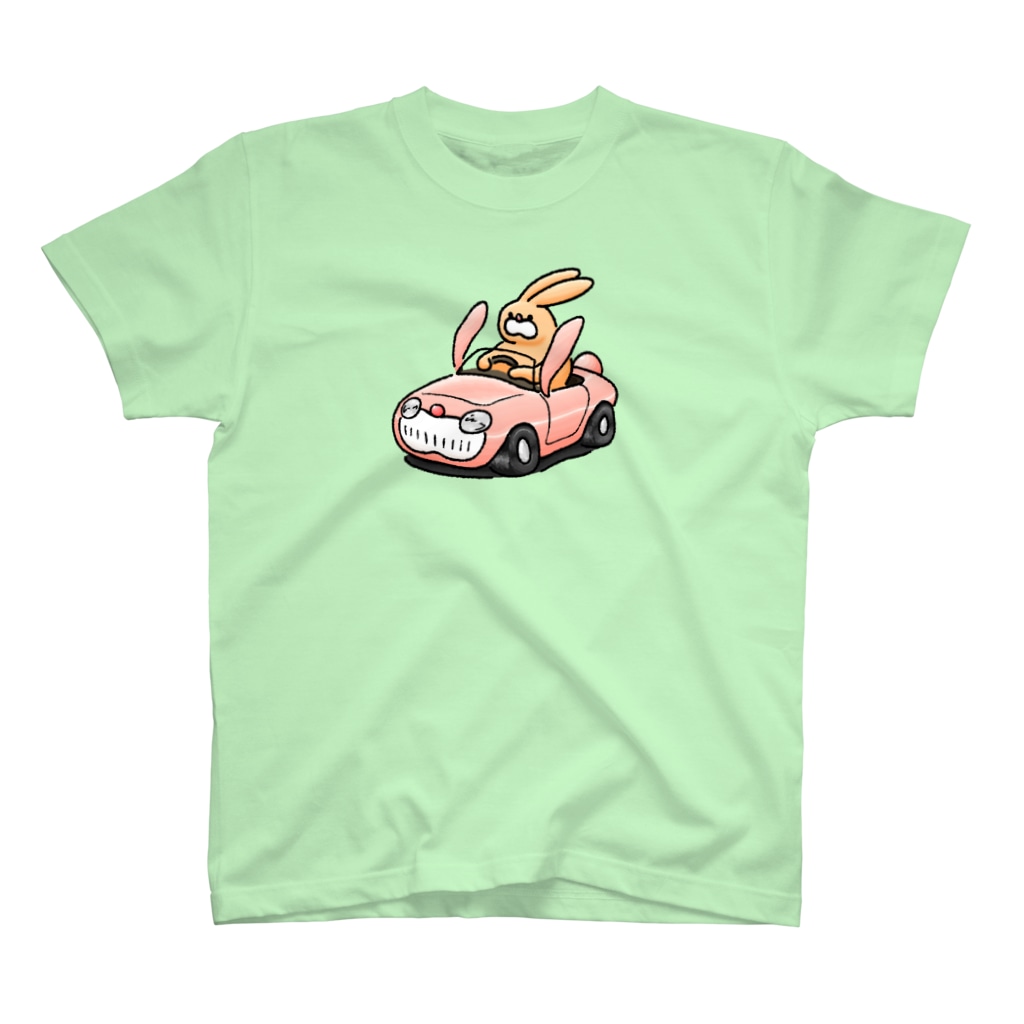 うさぎのうさぎカーを運転するうさぎ Regular Fit T-Shirt