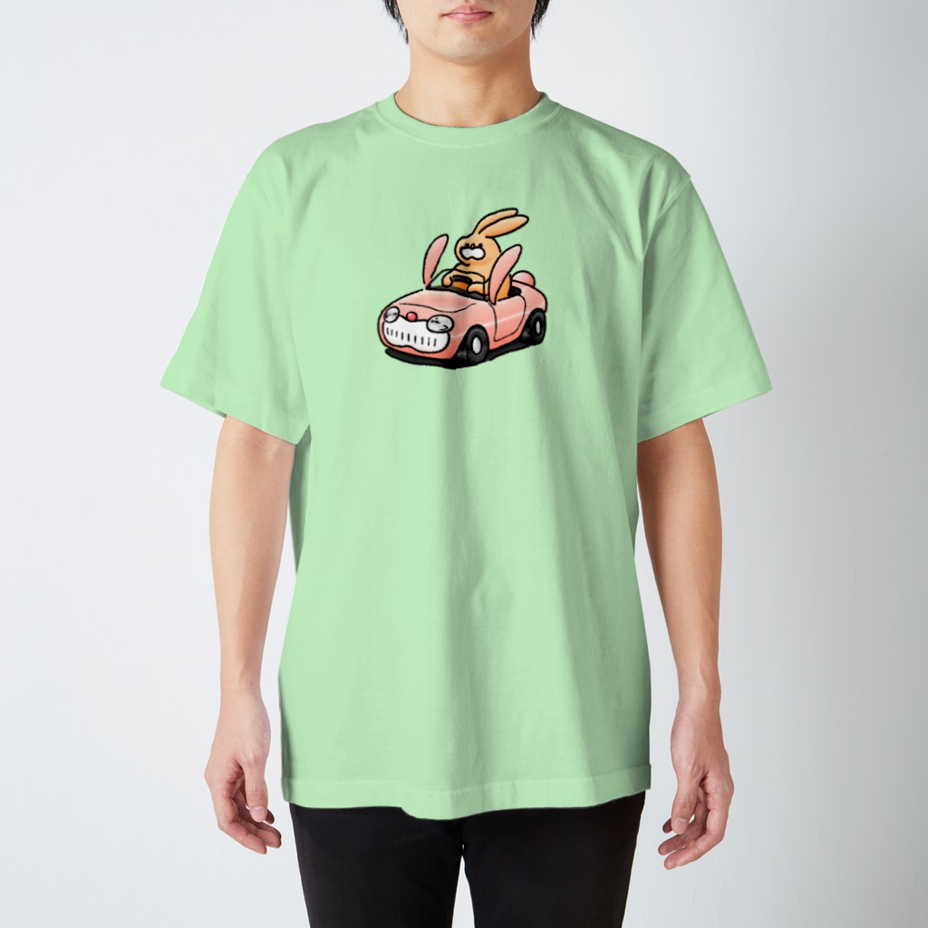 うさぎのうさぎカーを運転するうさぎ Regular Fit T-Shirt