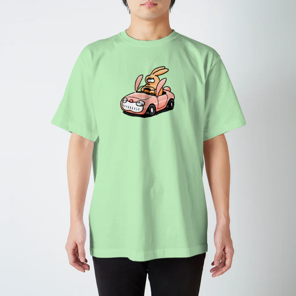 働きたくないのうさぎカーを運転するうさぎ スタンダードTシャツ