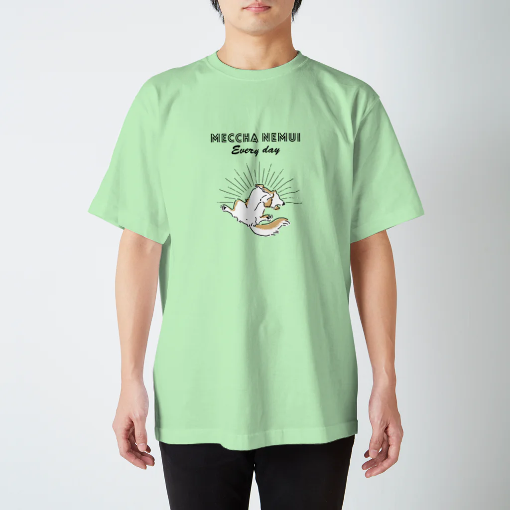 屋台 urukaのMECCHA NEMUI いぬ Regular Fit T-Shirt