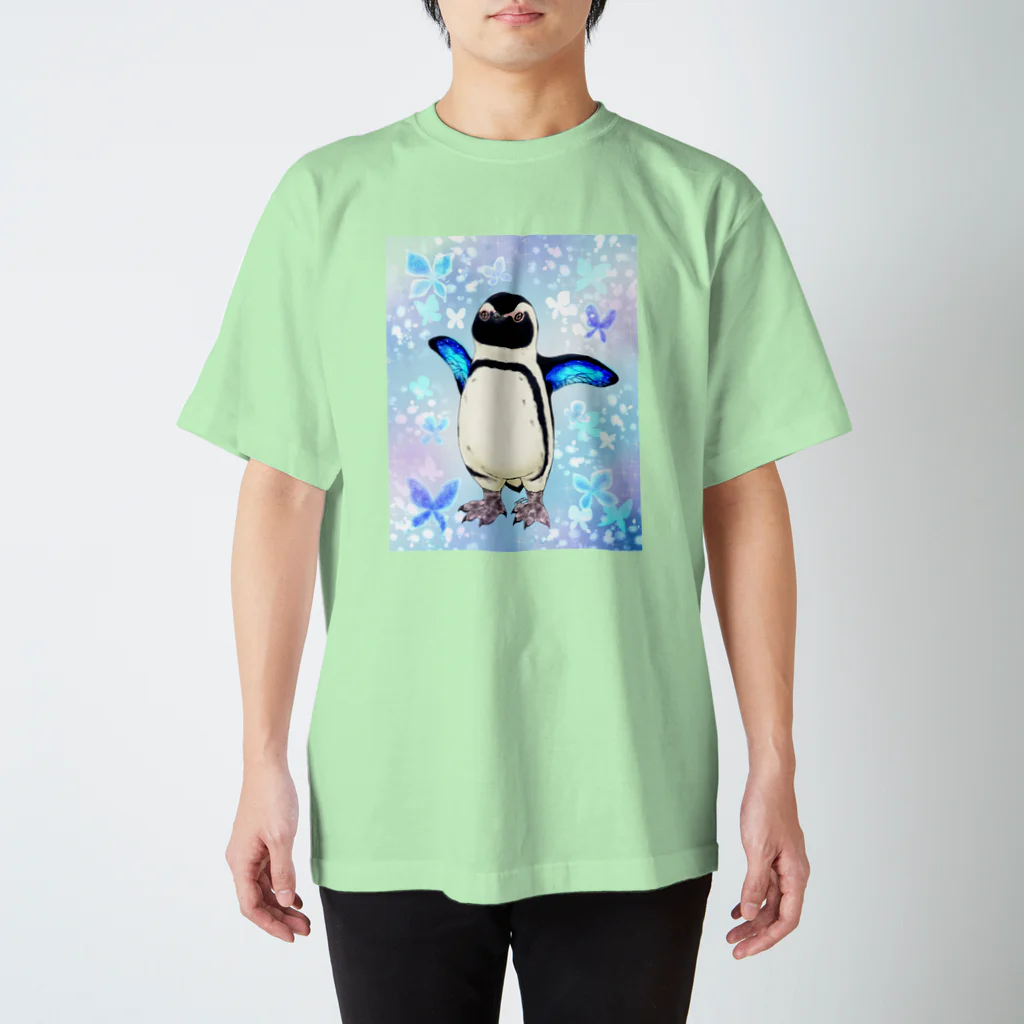 ヤママユ(ヤママユ・ペンギイナ)のケープペンギン「ちょうちょ追っかけてたの」(Blue) スタンダードTシャツ