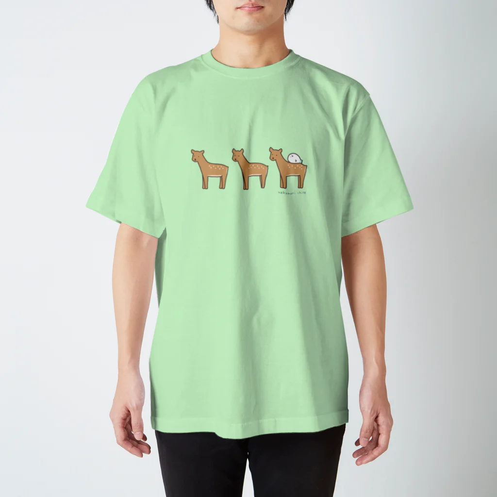 猫森ちせの鹿さんの上でスヤヤ スタンダードTシャツ