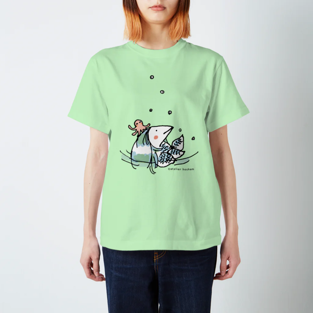 ほっかむねこ屋（アトリエほっかむ）の水遊びするアマビエ スタンダードTシャツ