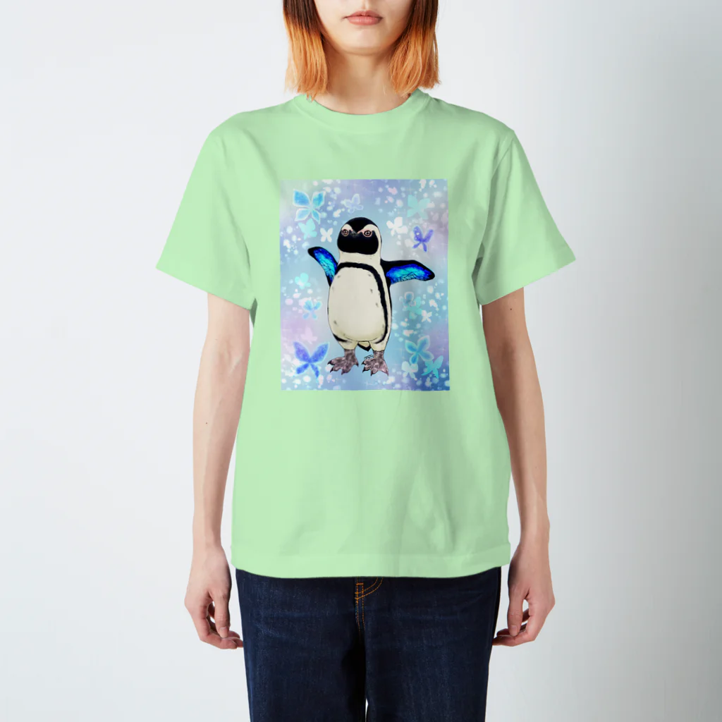 ヤママユ(ヤママユ・ペンギイナ)のケープペンギン「ちょうちょ追っかけてたの」(Blue) スタンダードTシャツ