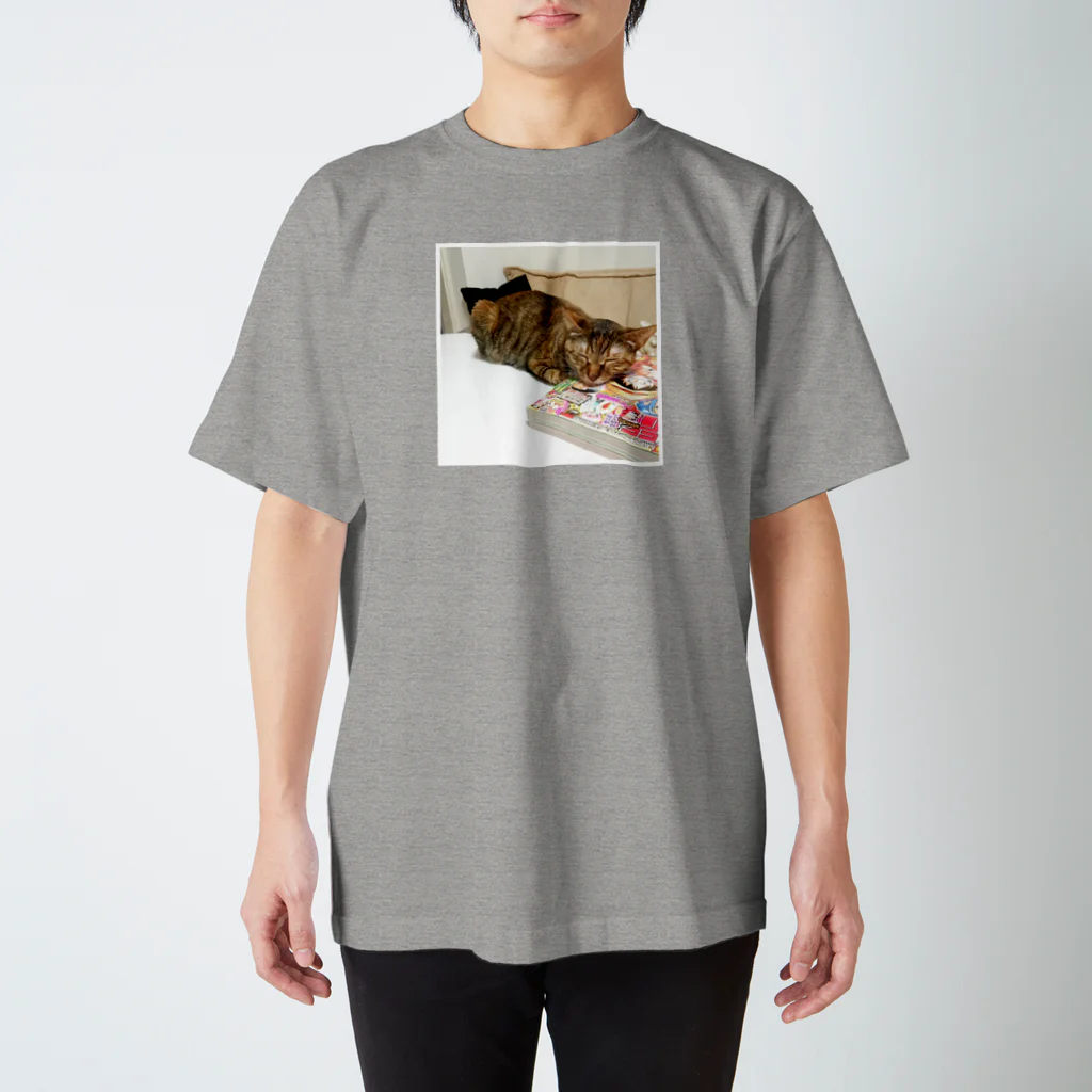 三吉姉妹の読ませにゃいTシャツ Regular Fit T-Shirt