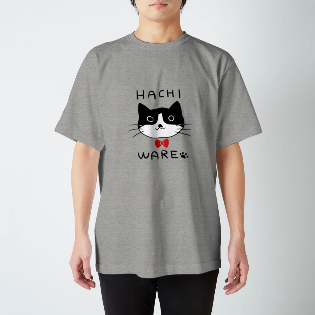 よもつ堂の赤いリボンのハチワレねこちゃん スタンダードTシャツ