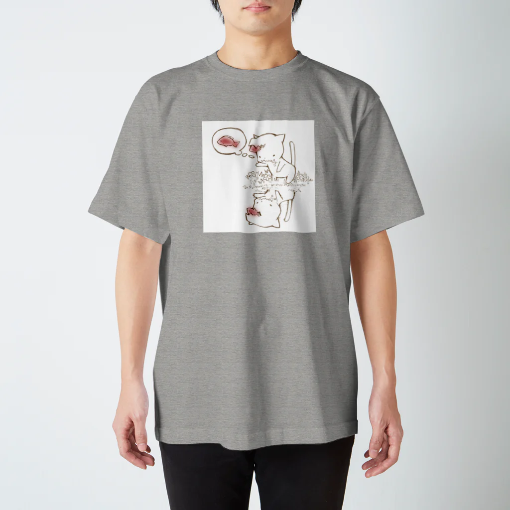 TwiFULLPress Shopの頭が赤い魚を食べた猫（よくばり） スタンダードTシャツ