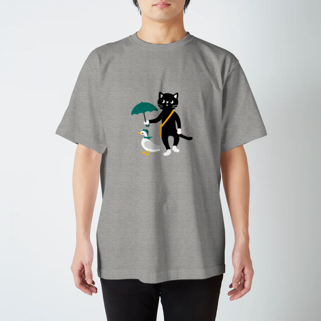 QROOVYの雨の日の黒猫くん Regular Fit T-Shirt