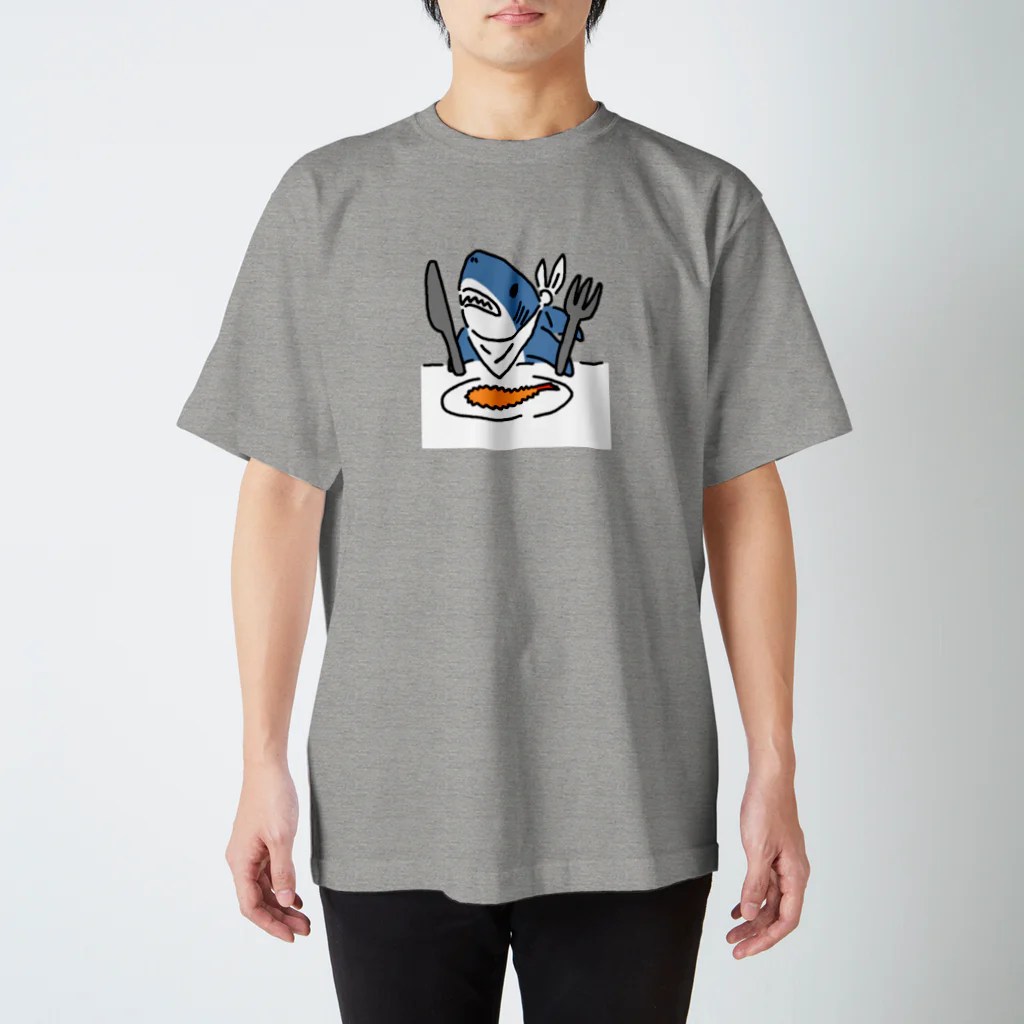 サメ わりとおもいのエビフライを食べようとするサメ スタンダードTシャツ