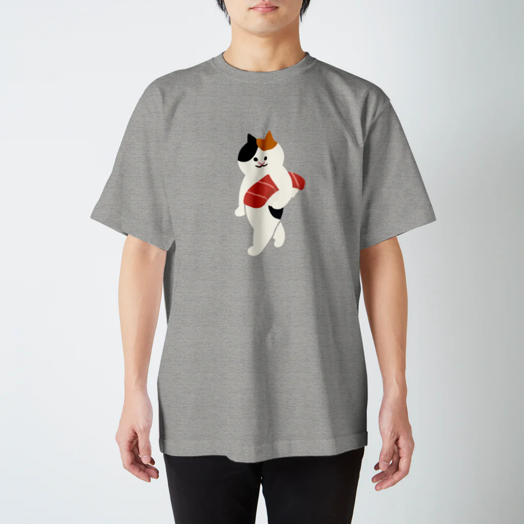 SUIMINグッズのお店の【大】まぐろの握り寿司を自慢げに運ぶねこ Regular Fit T-Shirt