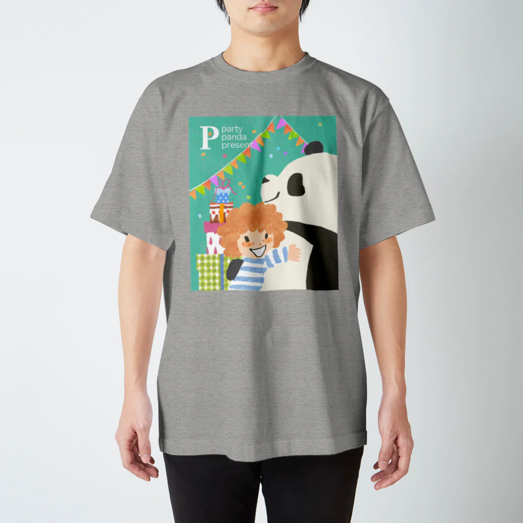 ニーヤ・アキのパンダとハグ Regular Fit T-Shirt
