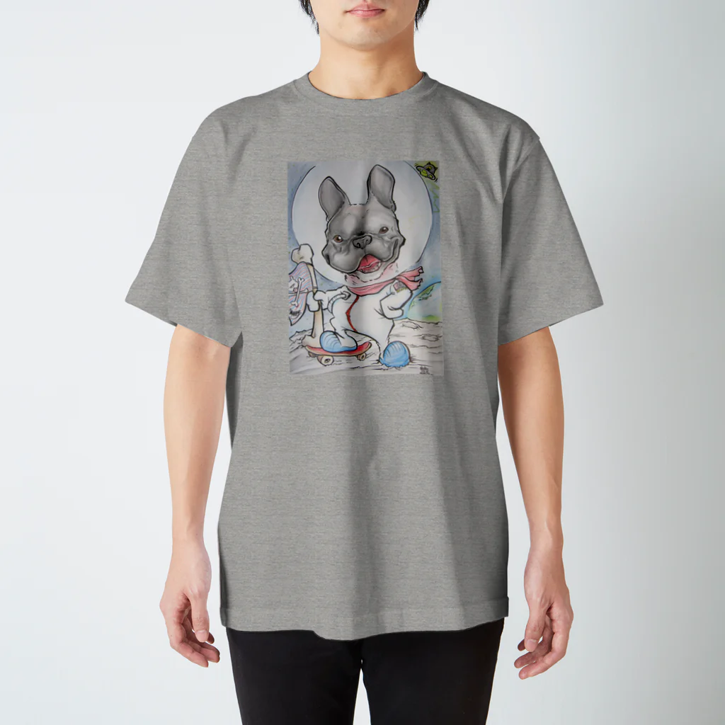 ｱﾄﾐｯｸﾓﾃﾞﾙ ﾄﾞｯｸﾞｽｸｰﾙのスケボー犬 Lands 1st Skateboarding Dog On The MOON Regular Fit T-Shirt