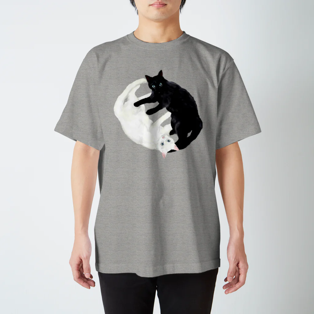 猫とやっし～ぃのアレコレの白猫黒猫 Regular Fit T-Shirt