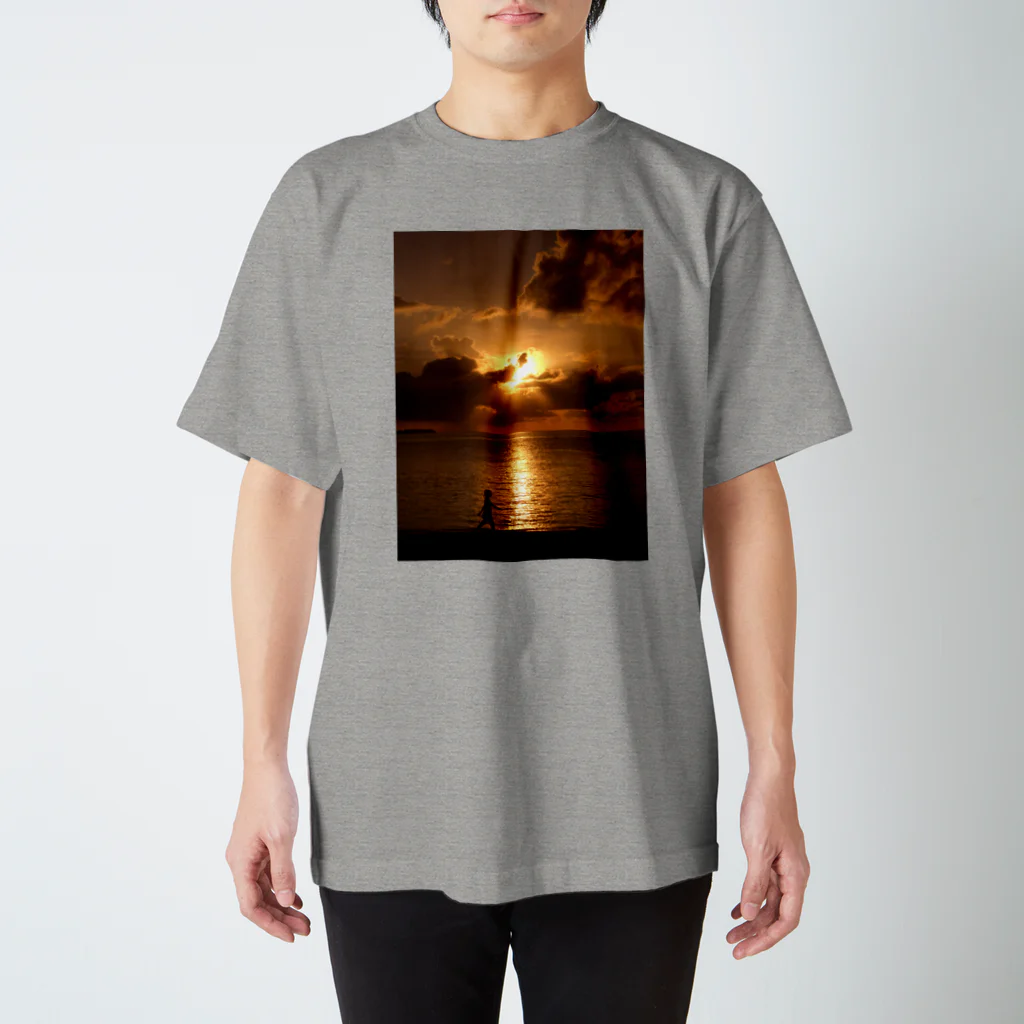 いとう家の夕日と少女 スタンダードTシャツ