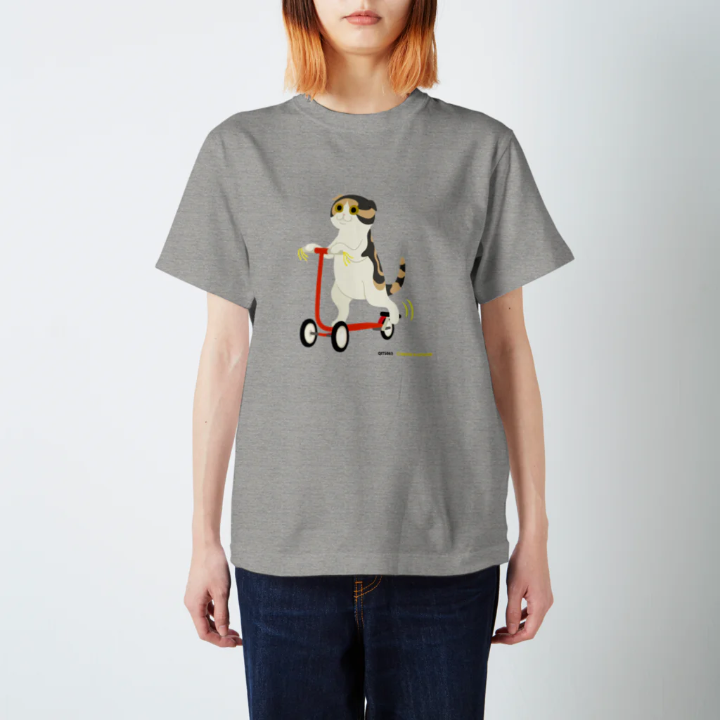 Quatre Illustrationのネコがのってみた♬ 01-5.ローラーボード Regular Fit T-Shirt