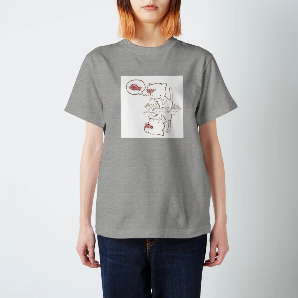 TwiFULLPress Shopの頭が赤い魚を食べた猫（よくばり） スタンダードTシャツ