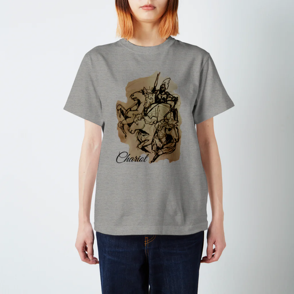 チャリオットのエンブレムラフ画Tシャツ Regular Fit T-Shirt