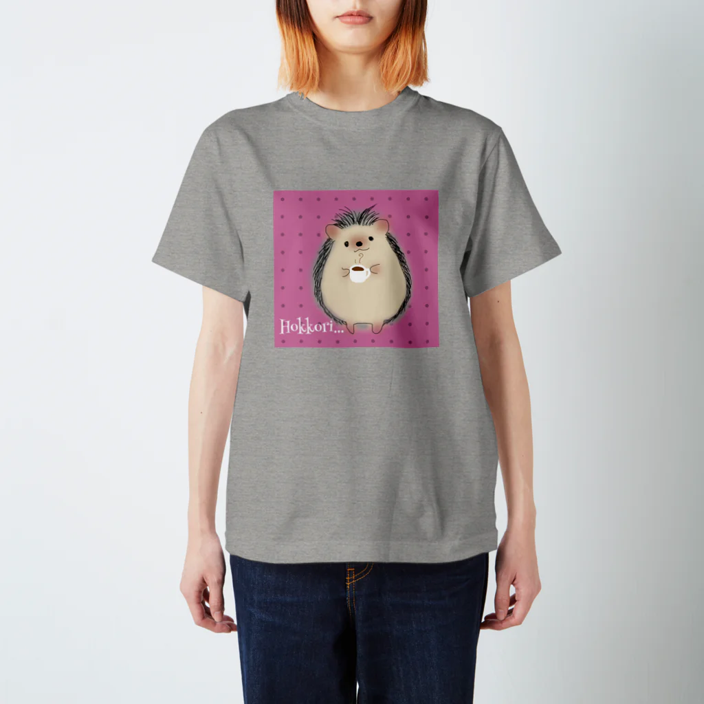 Loysa_Suunnitteluのハリネズミのポタ。ほっこり。 Regular Fit T-Shirt
