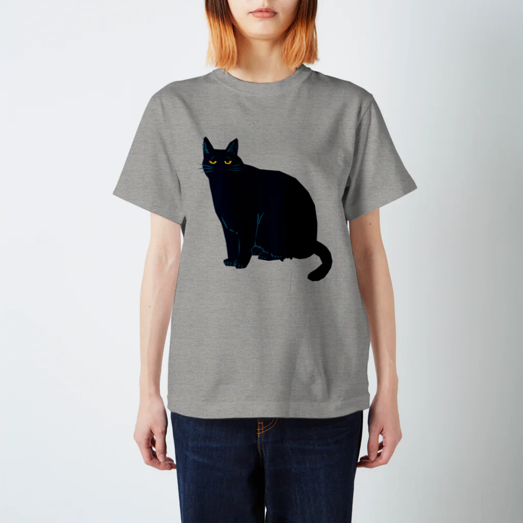 喫茶こぐまやの不機嫌な黒猫 Regular Fit T-Shirt