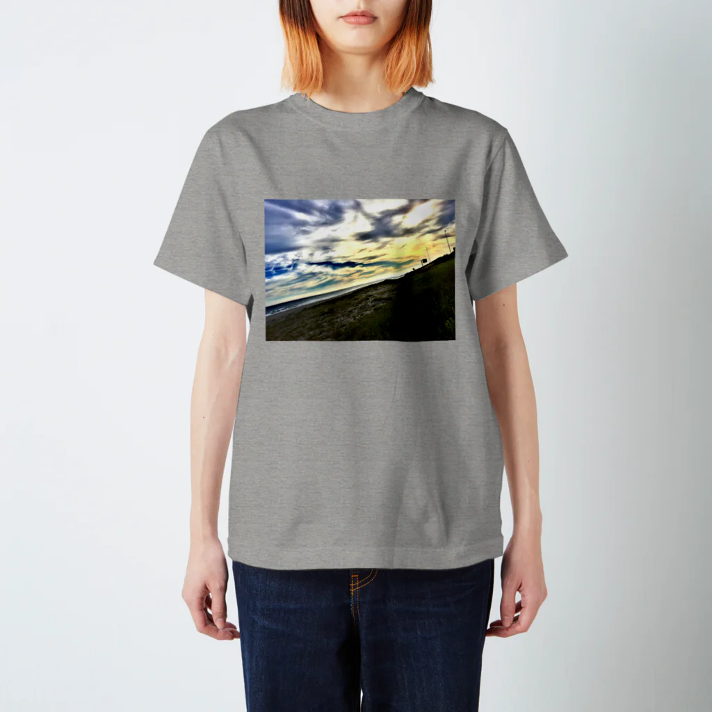 Wind-sunの夕暮れの海 スタンダードTシャツ