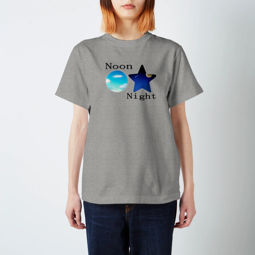 396ONLINESHOPの昼と夜（文字あり） Regular Fit T-Shirt