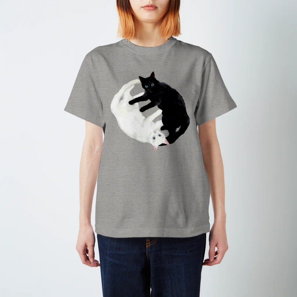 猫とやっし～ぃのアレコレの白猫黒猫 Regular Fit T-Shirt