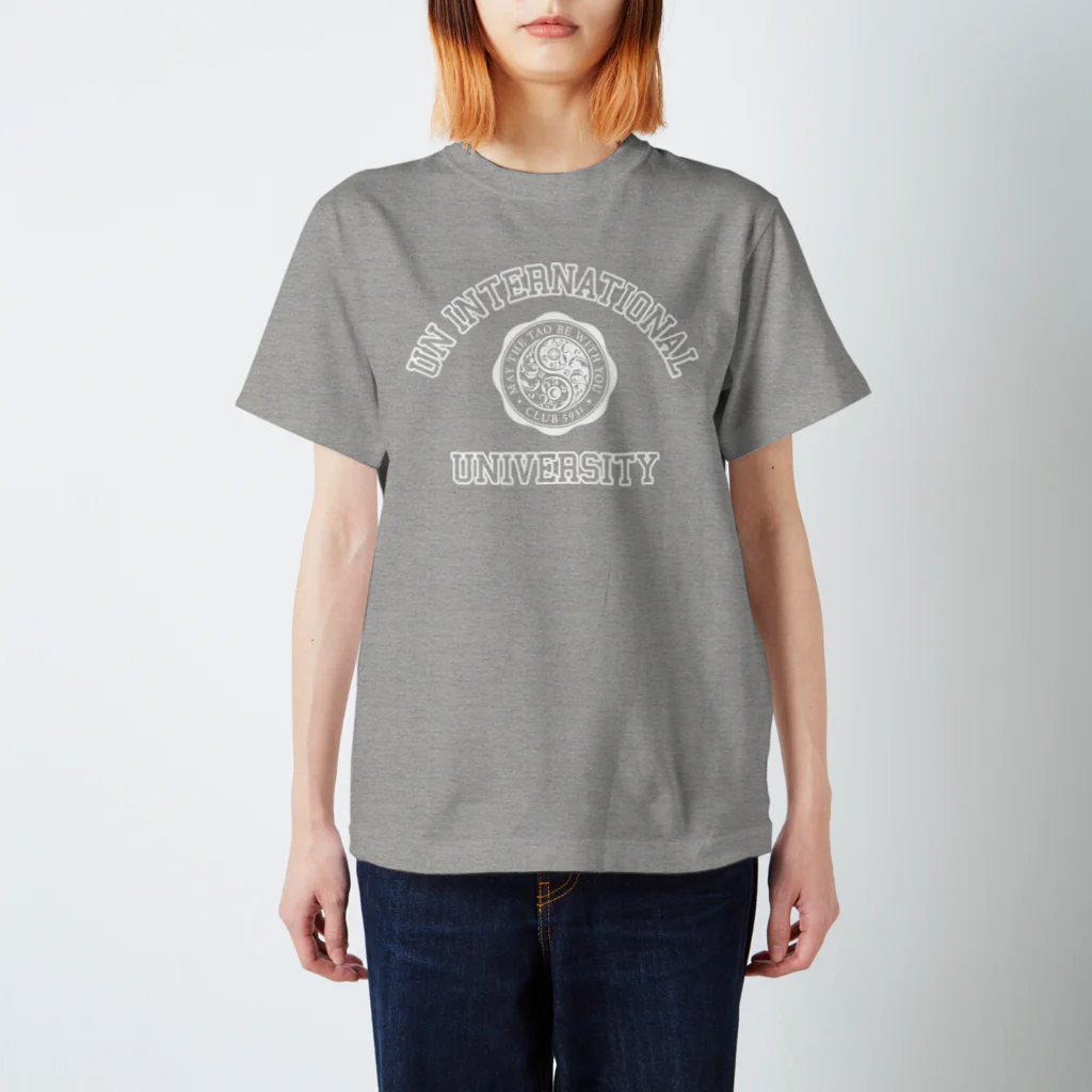 【SEVA】 （雲黒斎 公式ショップ ）のUN INTERNATIONAL UNIVERSITY（WHITE PRINT） 티셔츠