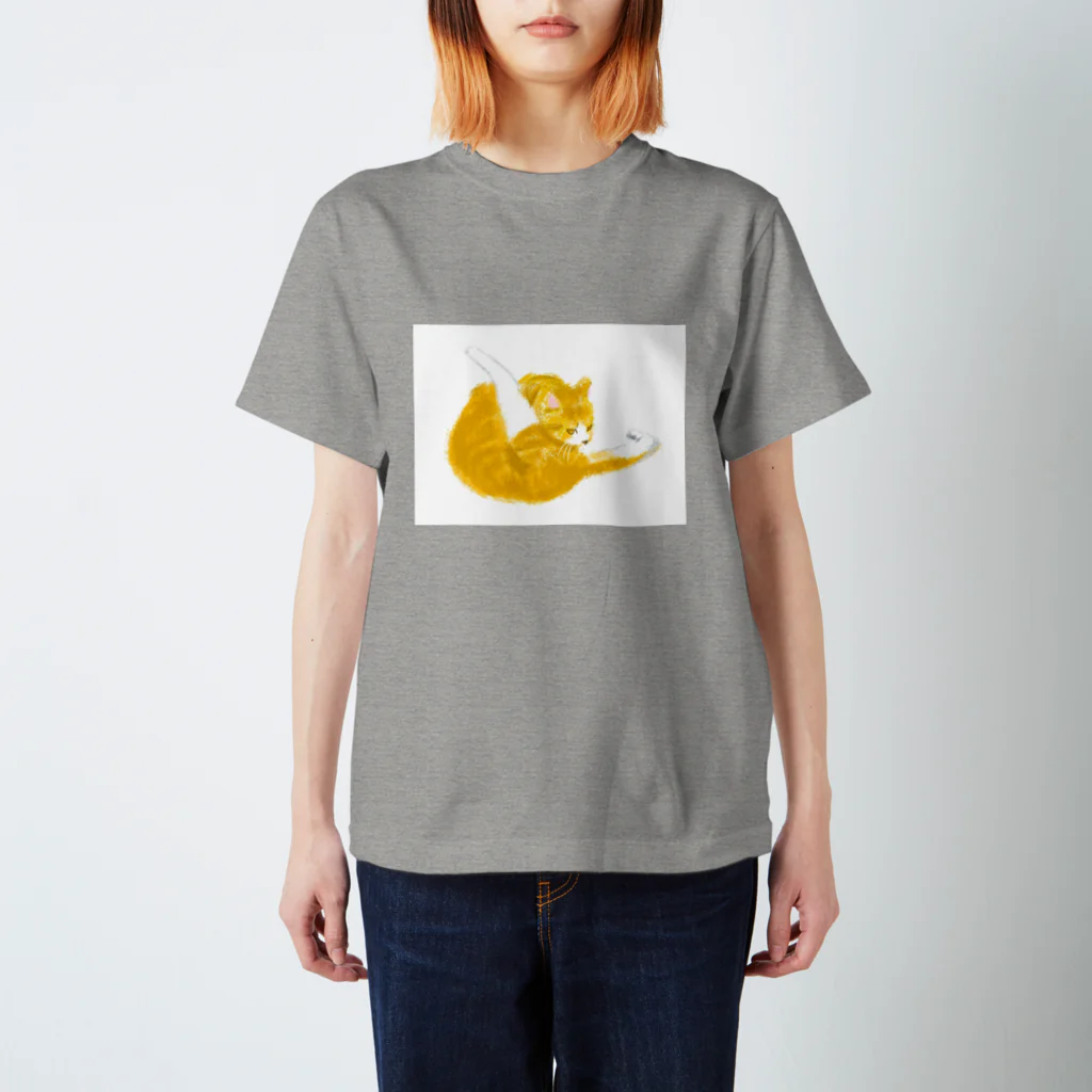 山大にゃんこ大作戦(YND)の毛繕い中のbigなきなこ(スタンダードTシャツ) Regular Fit T-Shirt